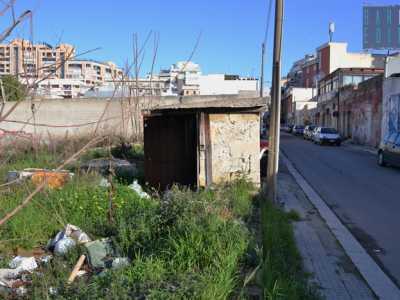 Una veduta di via De Crescenzio stretta dai grossi palazzoni che la cingono intorno e in evidente stato di degrado